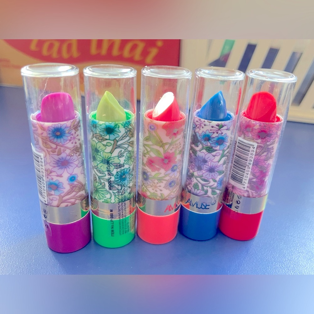 Magic lips stick